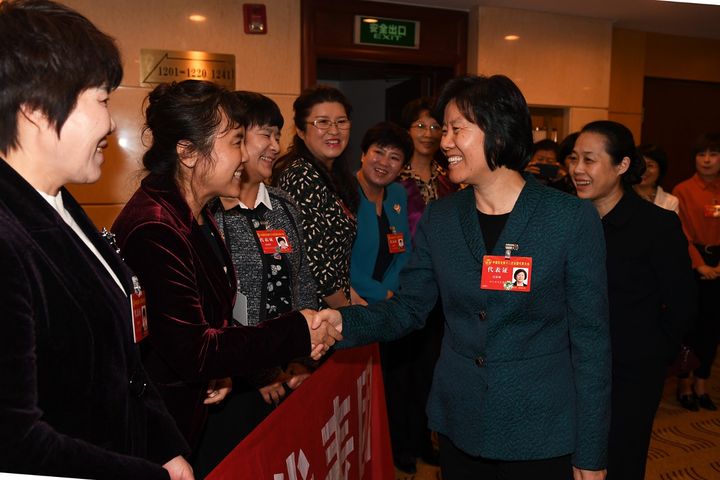 沈跃跃黄晓薇看望出席中国妇女十二大代表