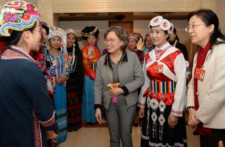 沈跃跃黄晓薇看望出席中国妇女十二大代表