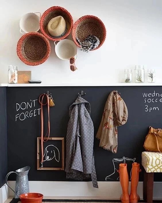 刚刷的大白墙被熊孩子弄个黑印,白墙被小孩涂了