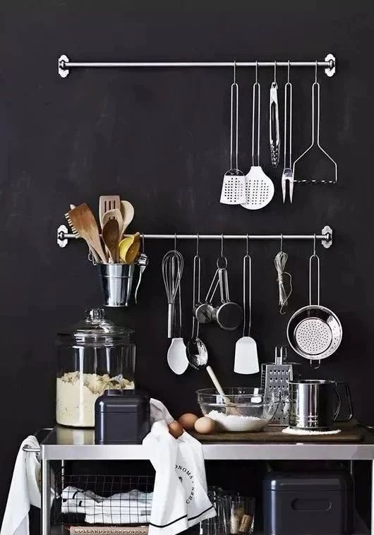 刚刷的大白墙被熊孩子弄个黑印,白墙被小孩涂了