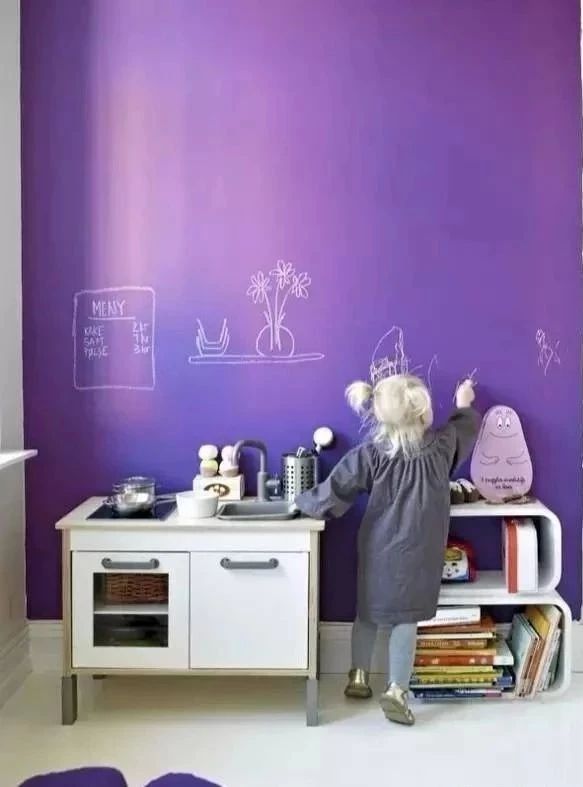 刚刷的大白墙被熊孩子弄个黑印,白墙被小孩涂了