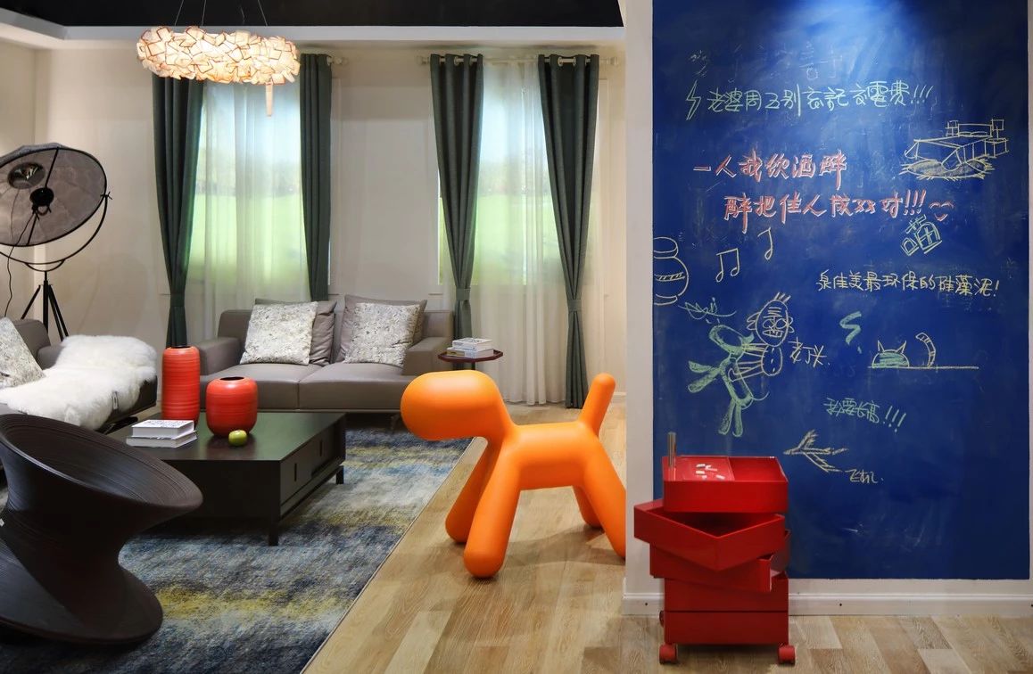 刚刷的大白墙被熊孩子弄个黑印,白墙被小孩涂了