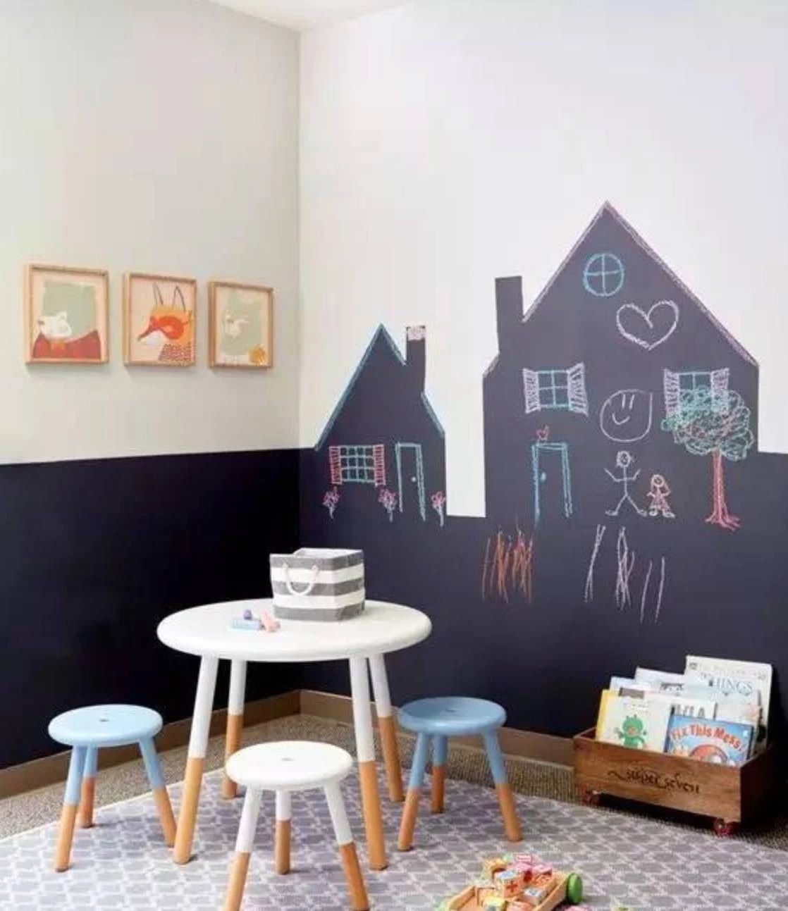 刚刷的大白墙被熊孩子弄个黑印,白墙被小孩涂了