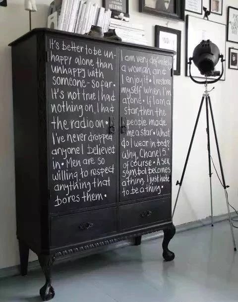 刚刷的大白墙被熊孩子弄个黑印,白墙被小孩涂了