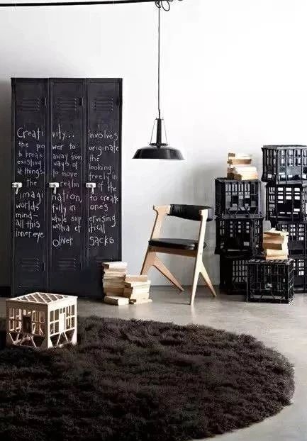 刚刷的大白墙被熊孩子弄个黑印,白墙被小孩涂了