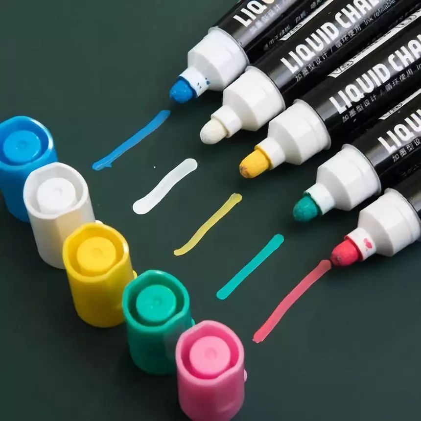 刚刷的大白墙被熊孩子弄个黑印,白墙被小孩涂了