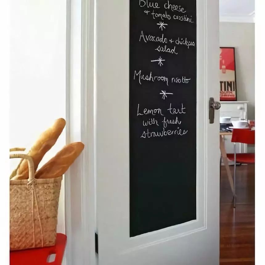 刚刷的大白墙被熊孩子弄个黑印,白墙被小孩涂了