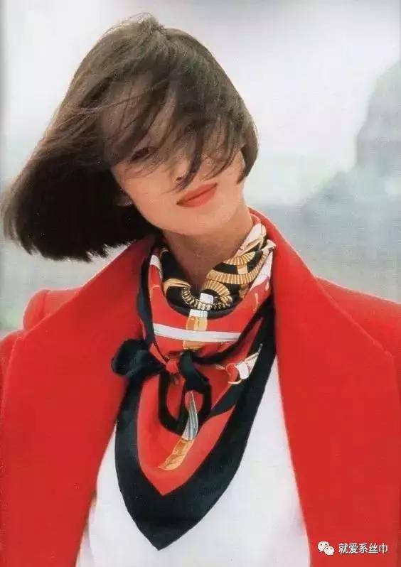 丝巾女人味十足,女士小丝巾气质打法