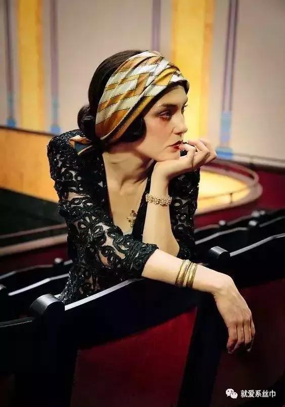 丝巾女人味十足,女士小丝巾气质打法