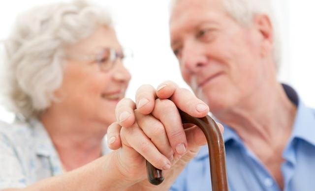 老人手关节疼痛警惕四种病,老人手脚关节痛浮肿是什么原因