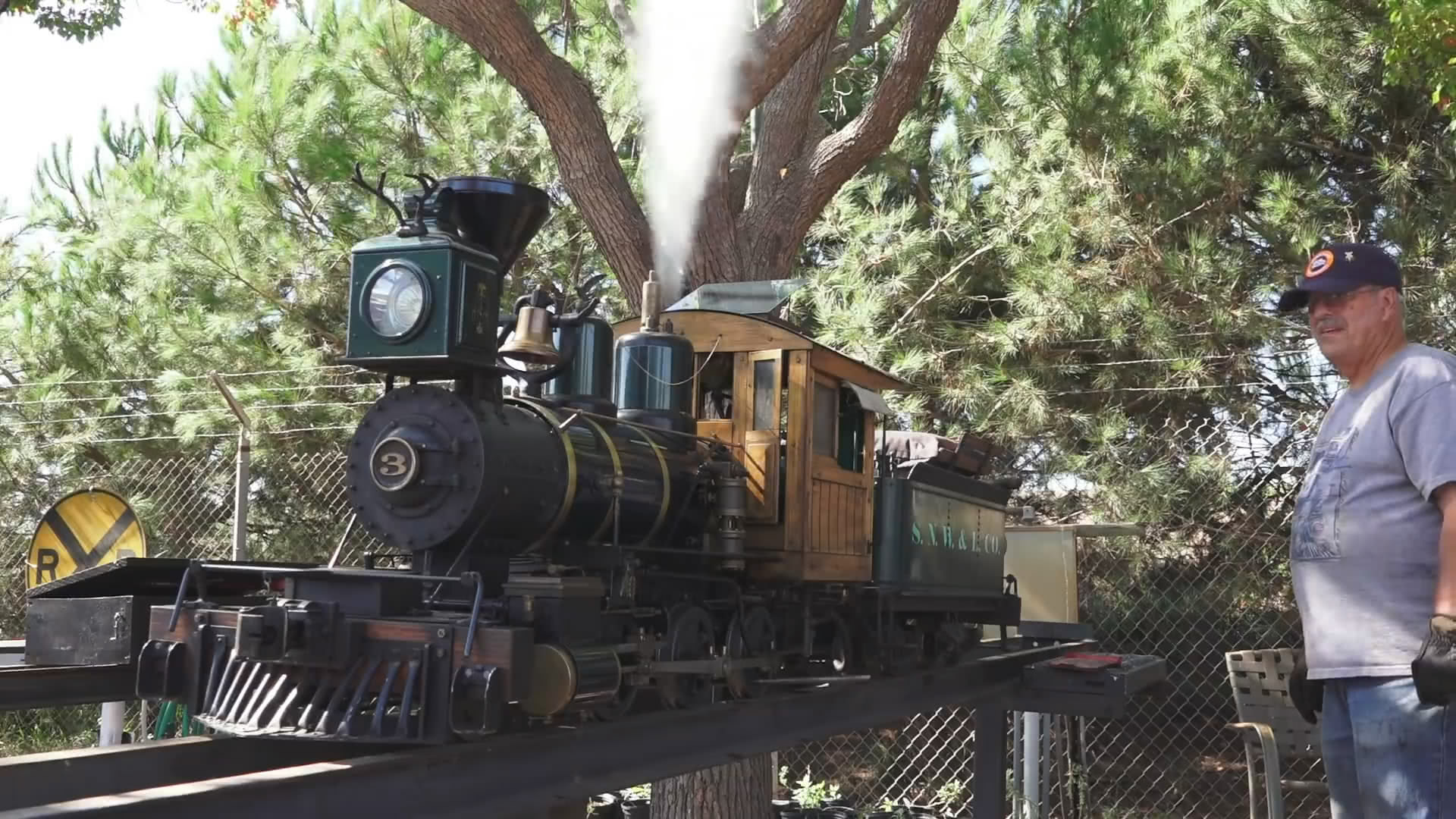 老大爷自制迷你蒸汽机车，用来平时拉货，简直才华横溢！