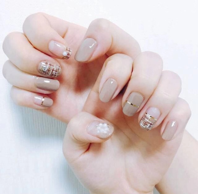 秋冬气质美甲显白法式,美甲调色秋冬短款美甲