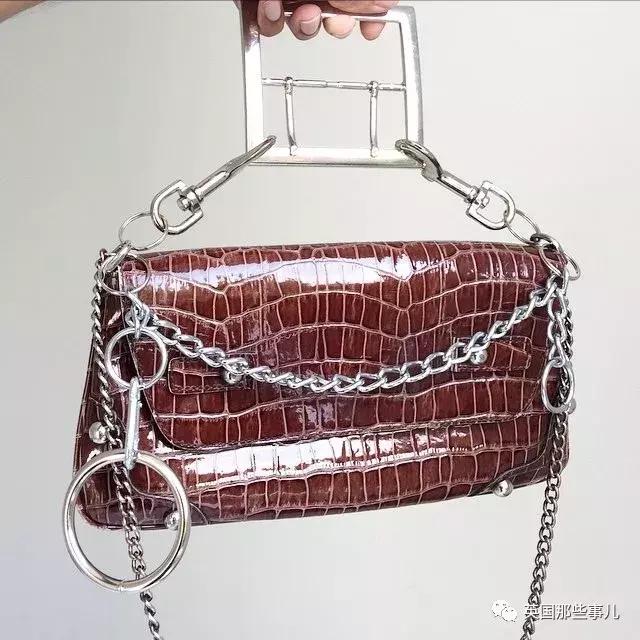 国外最近爆火的鞋子,国外很火的高跟鞋