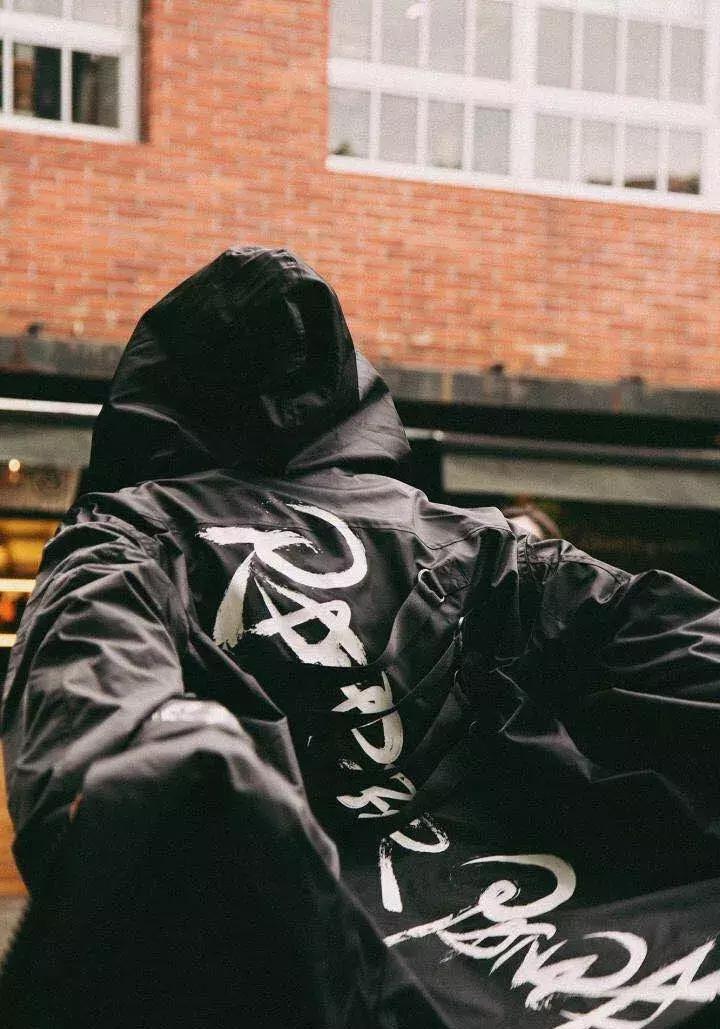 今年最流行的女士中长款风衣,2018初秋流行的新款风衣颜色