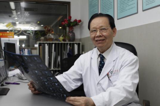 李咏咽喉癌怎么得的,李咏患喉癌去世