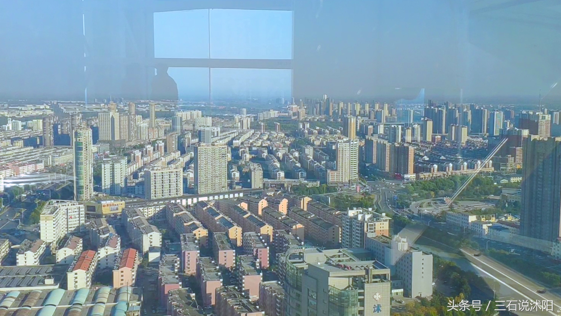 在沭阳高楼可以看见灌云的山,站在最高处看整个城市