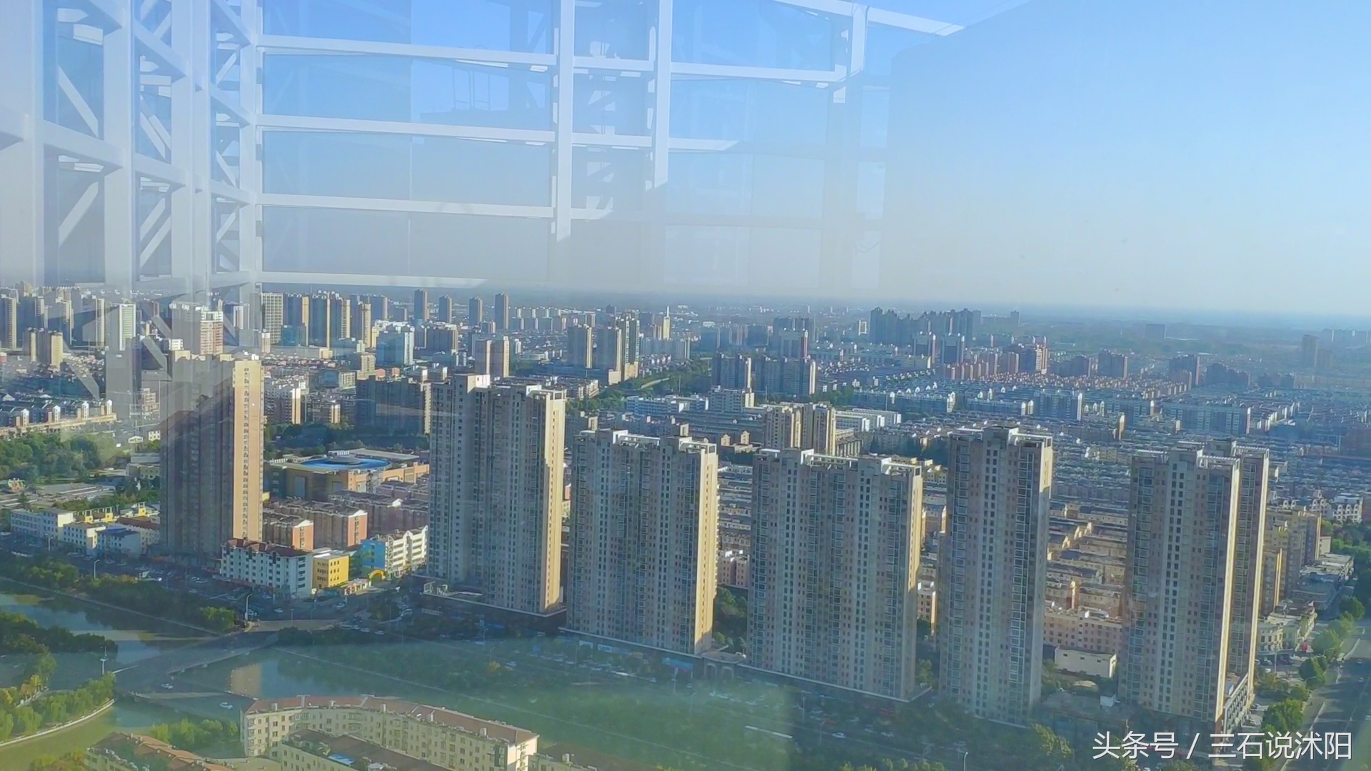 在沭阳高楼可以看见灌云的山,站在最高处看整个城市