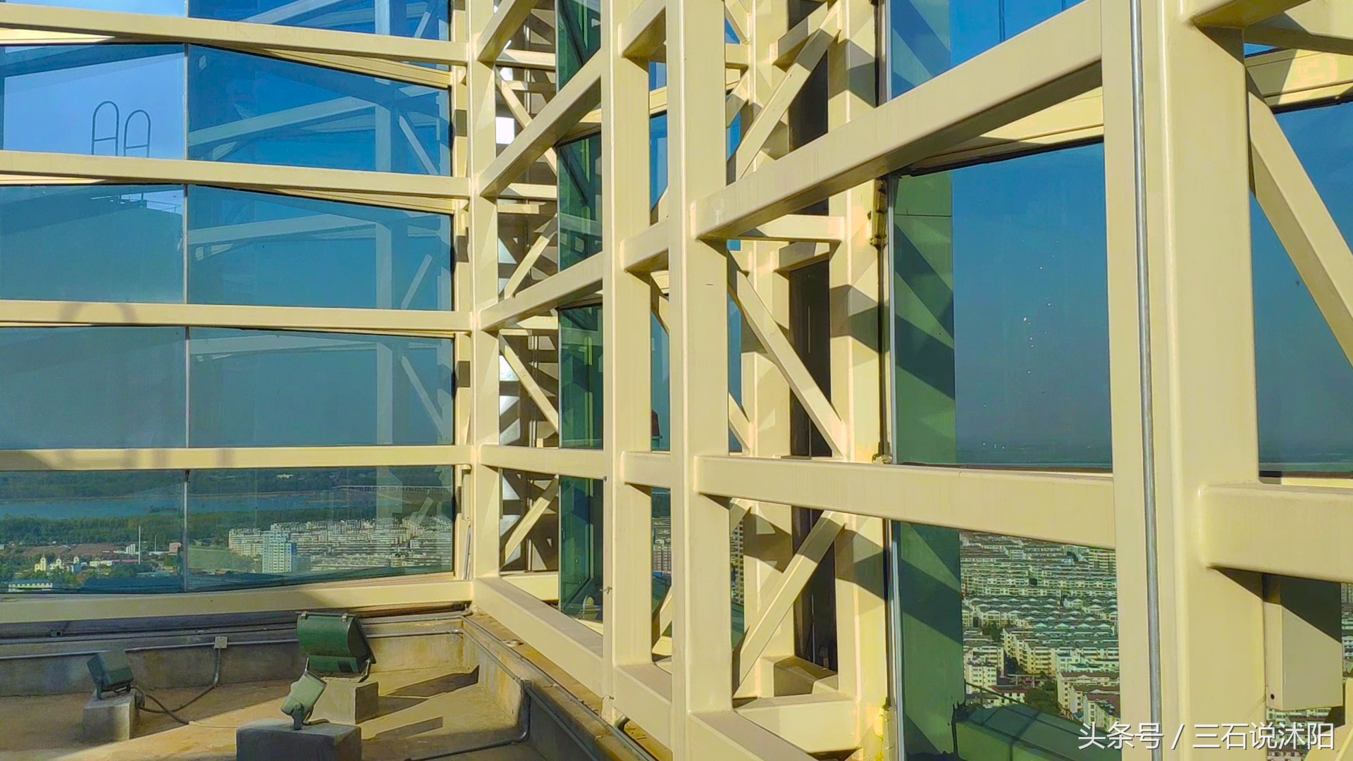 在沭阳高楼可以看见灌云的山,站在最高处看整个城市