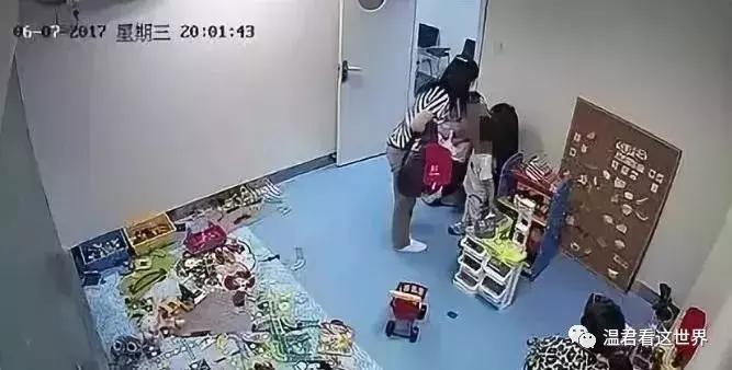 孩子被踢头妈妈教孩子打回去,三岁孩子被妈妈踢原视频