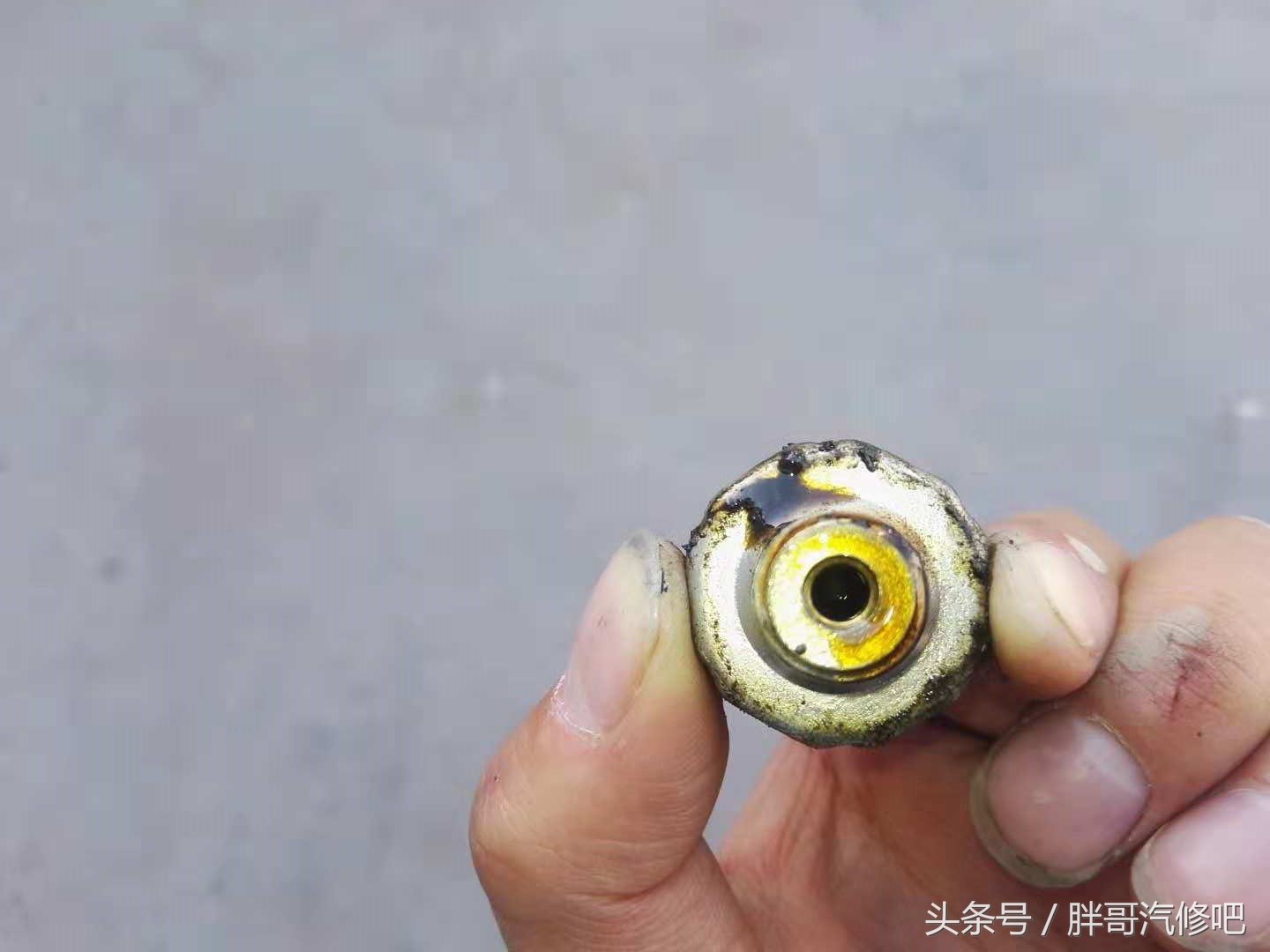 燃油堵塞传感器常见故障解析,发动机机油感应塞漏油