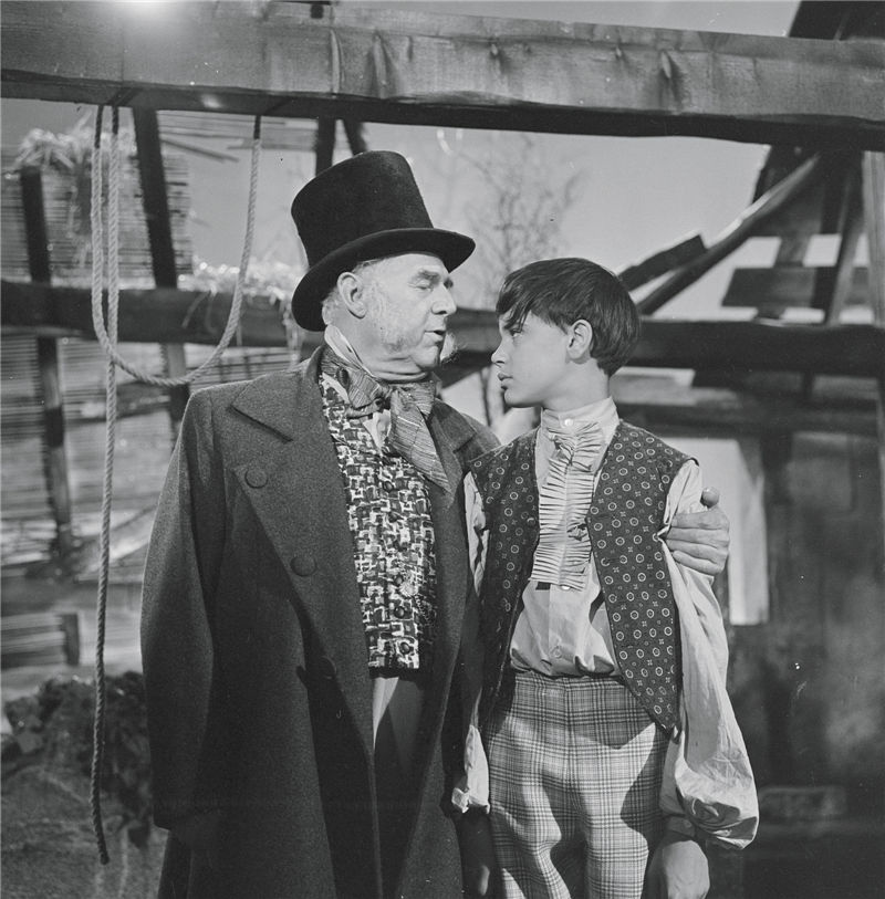 金庸模仿狄更斯,狄更斯圣诞节小说