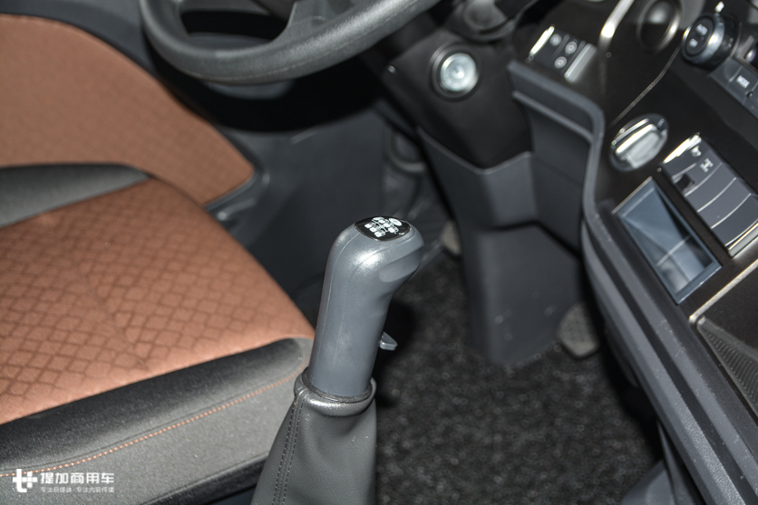 9.6解放j7跟解放jh6哪个配置高,解放j7新款和j7老款区别