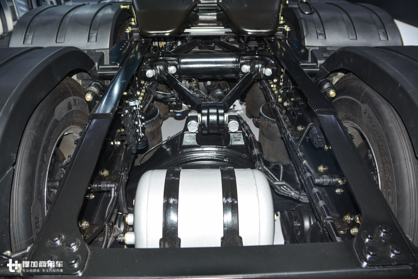 9.6解放j7跟解放jh6哪个配置高,解放j7新款和j7老款区别