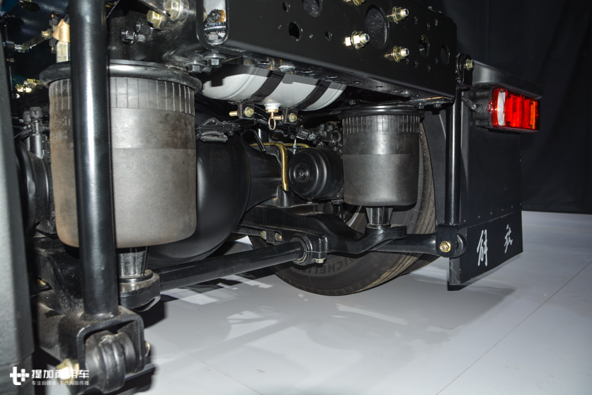 9.6解放j7跟解放jh6哪个配置高,解放j7新款和j7老款区别