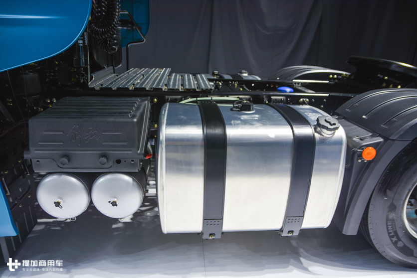 9.6解放j7跟解放jh6哪个配置高,解放j7新款和j7老款区别