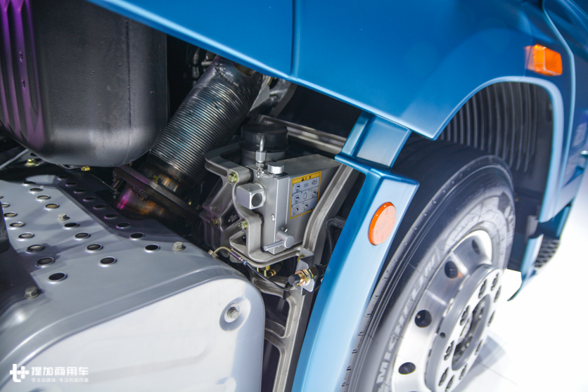 9.6解放j7跟解放jh6哪个配置高,解放j7新款和j7老款区别