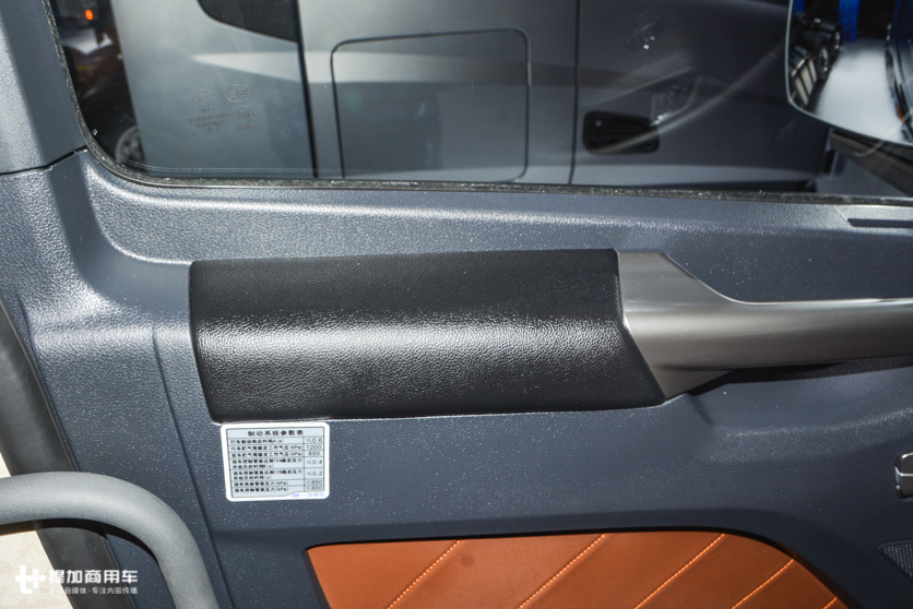 9.6解放j7跟解放jh6哪个配置高,解放j7新款和j7老款区别