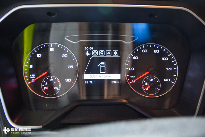 9.6解放j7跟解放jh6哪个配置高,解放j7新款和j7老款区别