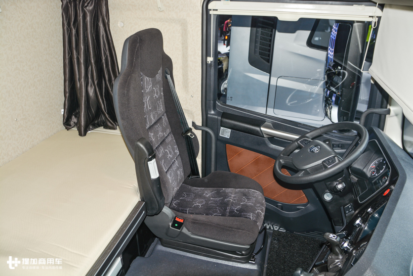 9.6解放j7跟解放jh6哪个配置高,解放j7新款和j7老款区别