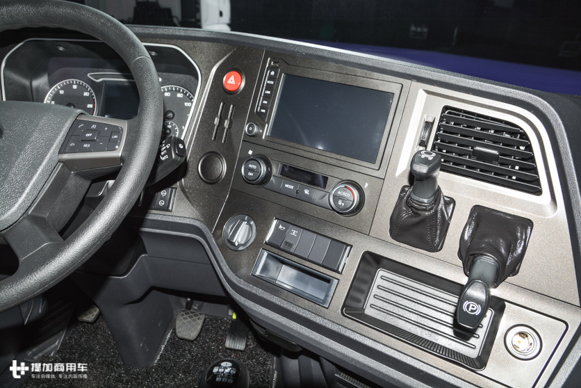 9.6解放j7跟解放jh6哪个配置高,解放j7新款和j7老款区别