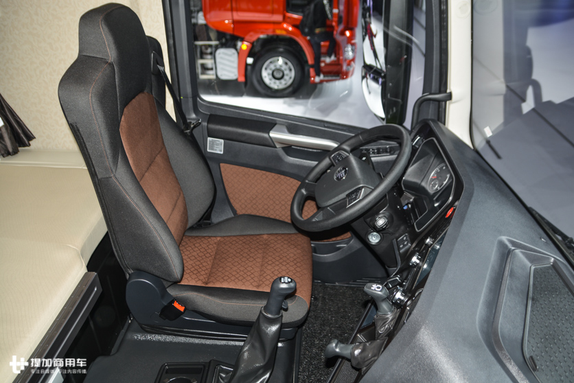 9.6解放j7跟解放jh6哪个配置高,解放j7新款和j7老款区别