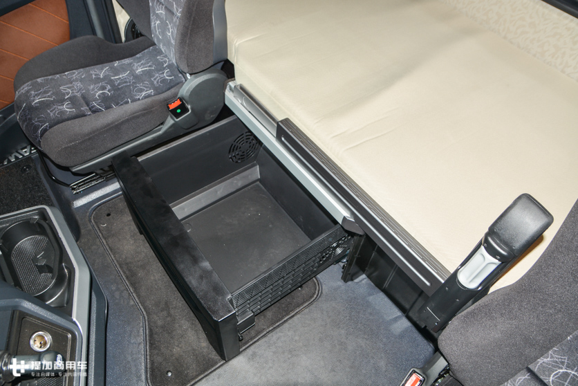 9.6解放j7跟解放jh6哪个配置高,解放j7新款和j7老款区别