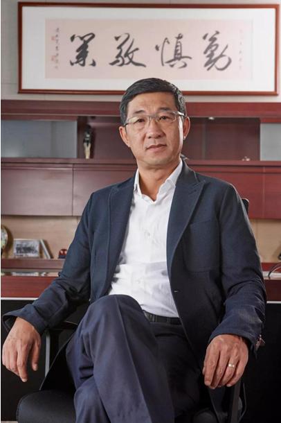 放弃“铁饭碗”，他艰难创业，如今当上董事长，拿多个“中国第一”，改写行业历史！