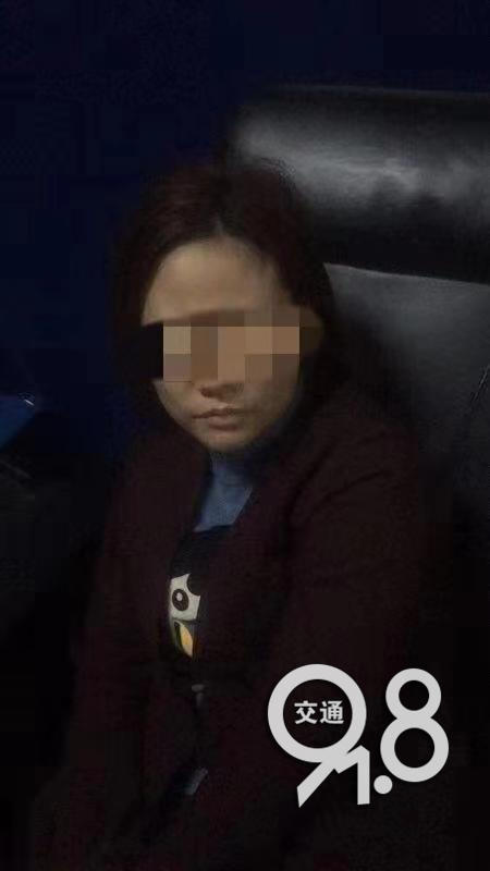 杭州一年轻女子走路扭捏,原来是在裤裆藏了……民警火眼金睛识破