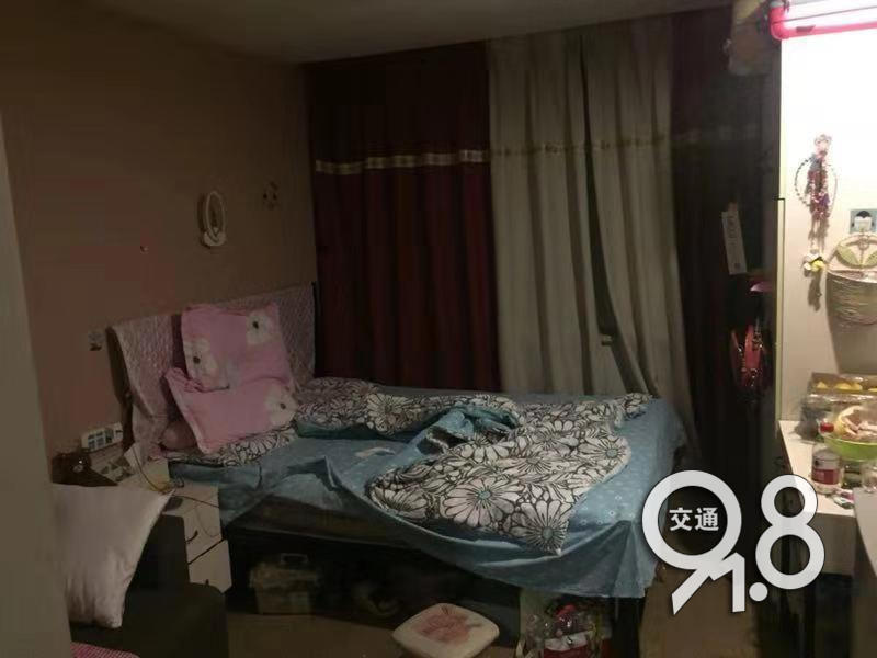 杭州一年轻女子走路扭捏,原来是在裤裆藏了……民警火眼金睛识破