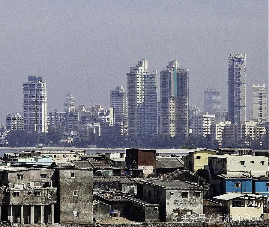 2000多个县城里，人们在忙于打发时间