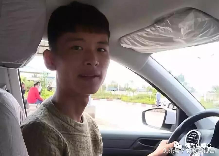 学车考驾照必备机器人教学,学车机器人教练好吗