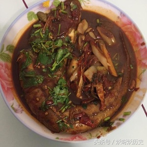 炖鱼的家常做法大全简单好吃,东北五花肉炖鱼豆腐的家常做法