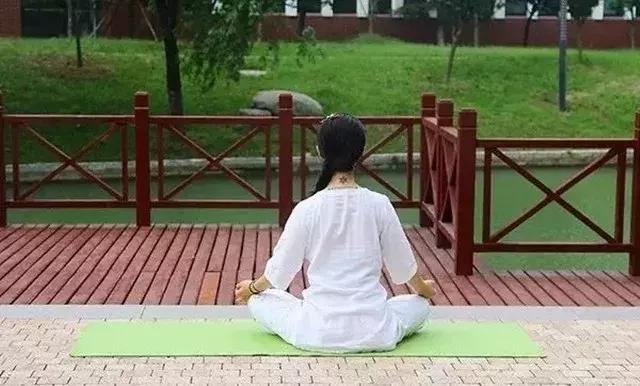 用这种坐法竟能打通全身经络，调节一切慢性病！后悔知道太晚