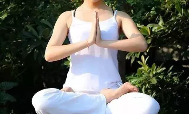 用这种坐法竟能打通全身经络，调节一切慢性病！后悔知道太晚