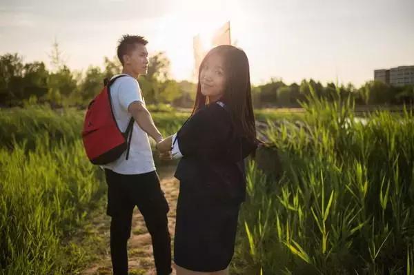 网吧男生秀恩爱,网吧里秀恩爱