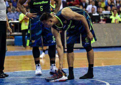 易建联，郭艾伦在CBA联赛中穿自己代言的鞋子，为姚主席点赞