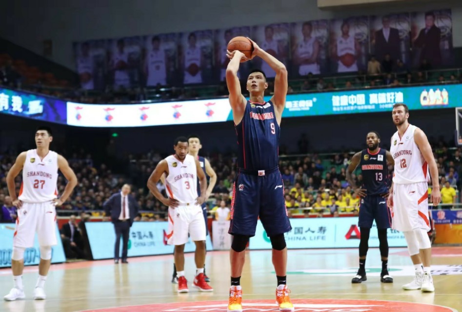 易建联，郭艾伦在CBA联赛中穿自己代言的鞋子，为姚主席点赞