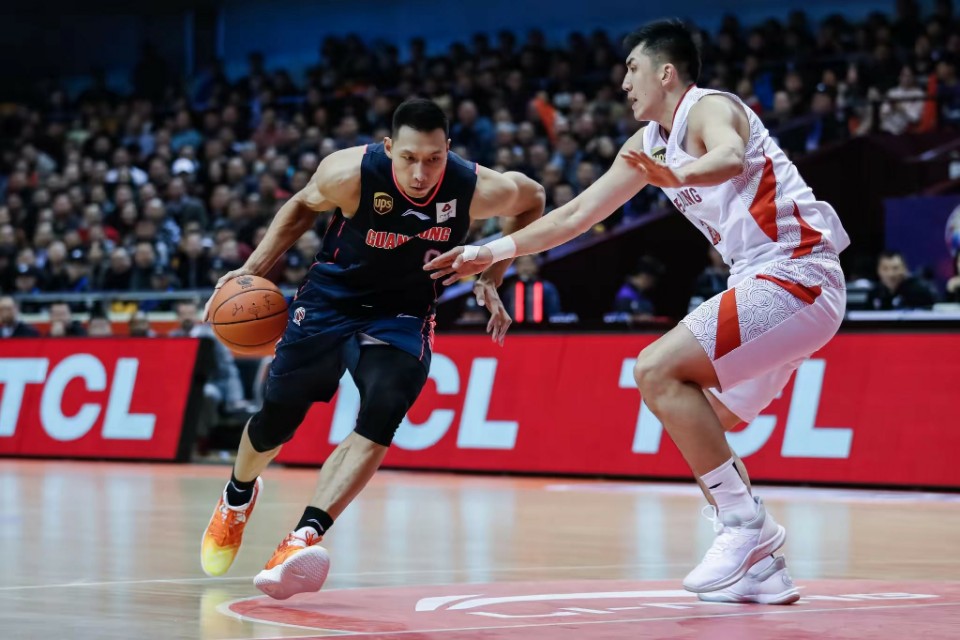 易建联，郭艾伦在CBA联赛中穿自己代言的鞋子，为姚主席点赞