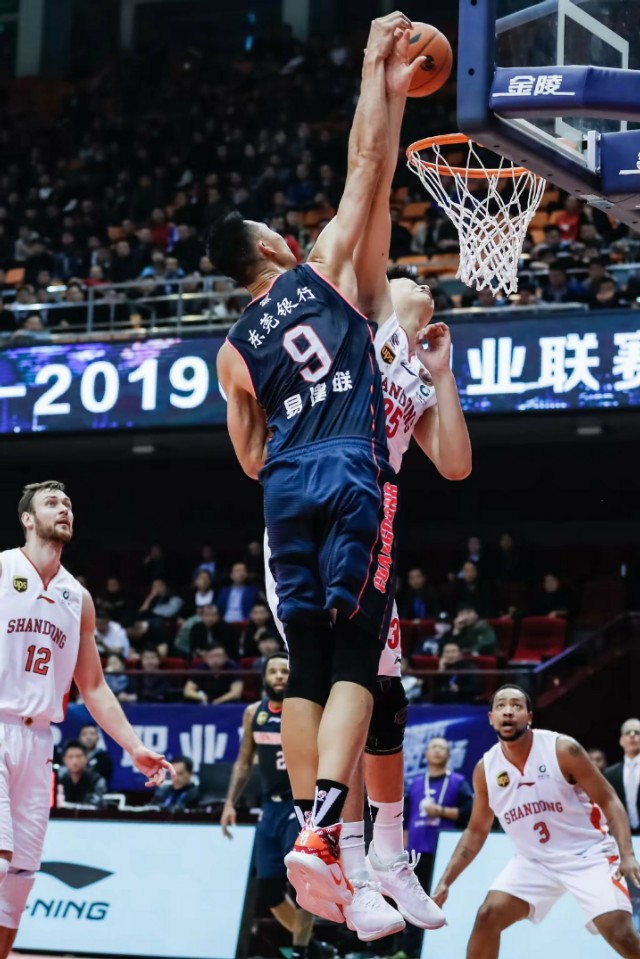 易建联，郭艾伦在CBA联赛中穿自己代言的鞋子，为姚主席点赞