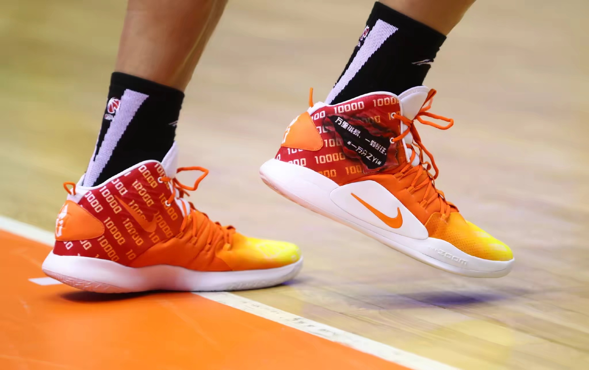 易建联，郭艾伦在CBA联赛中穿自己代言的鞋子，为姚主席点赞